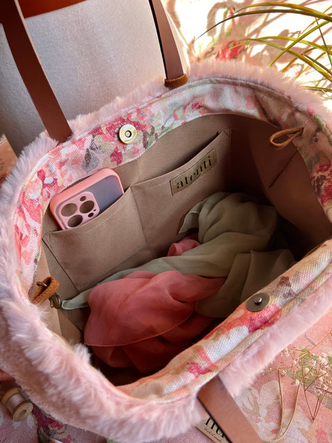 Himalaya Divina, Handbag
