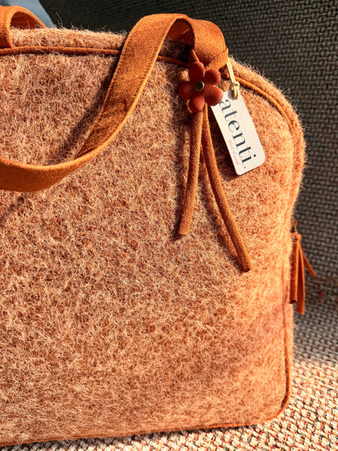 Atenti Teddy Bonnie with warm cinnamon-colored texture and matching handles.
