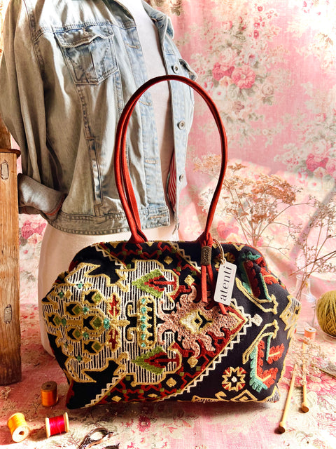 Sew Crewel Molly, Snap Frame Bag