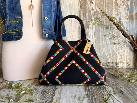 Indi Pop Divina, Handbag