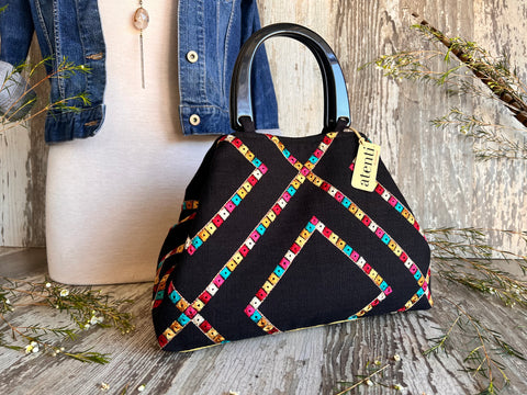 Indi Pop Divina, Handbag