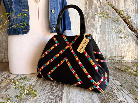 Indi Pop Divina, Handbag