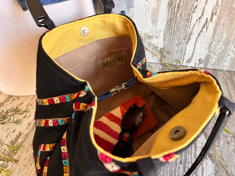 Indi Pop Divina, Handbag