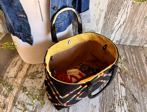 Indi Pop Divina, Handbag