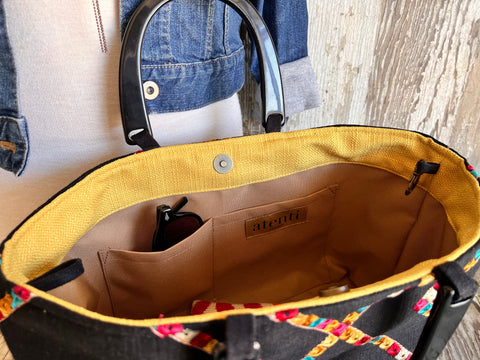 Indi Pop Divina, Handbag