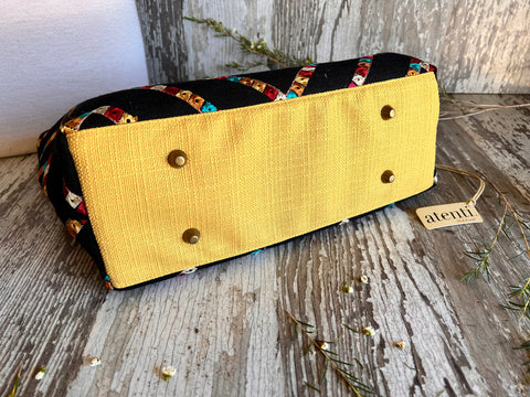 Indi Pop Divina, Handbag