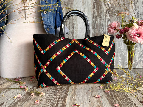 Indi Pop Divina, Handbag